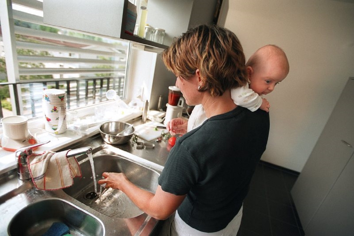 فدریچی: هر زنی کارگر است